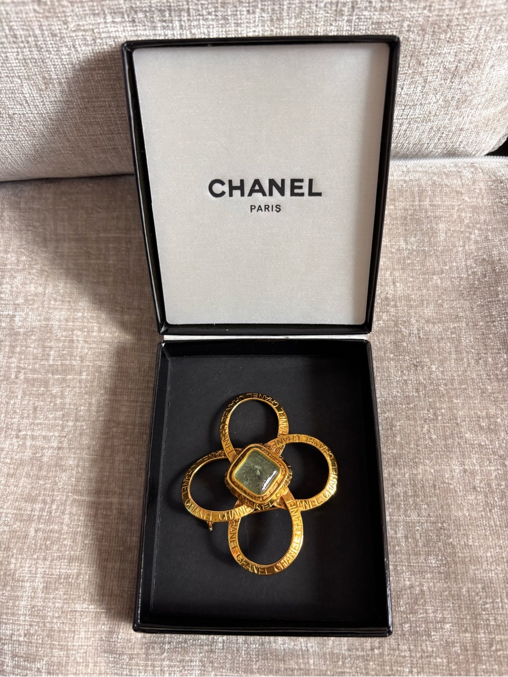Authentic CHANEL 1996 Gripoix stone gold plated brooch